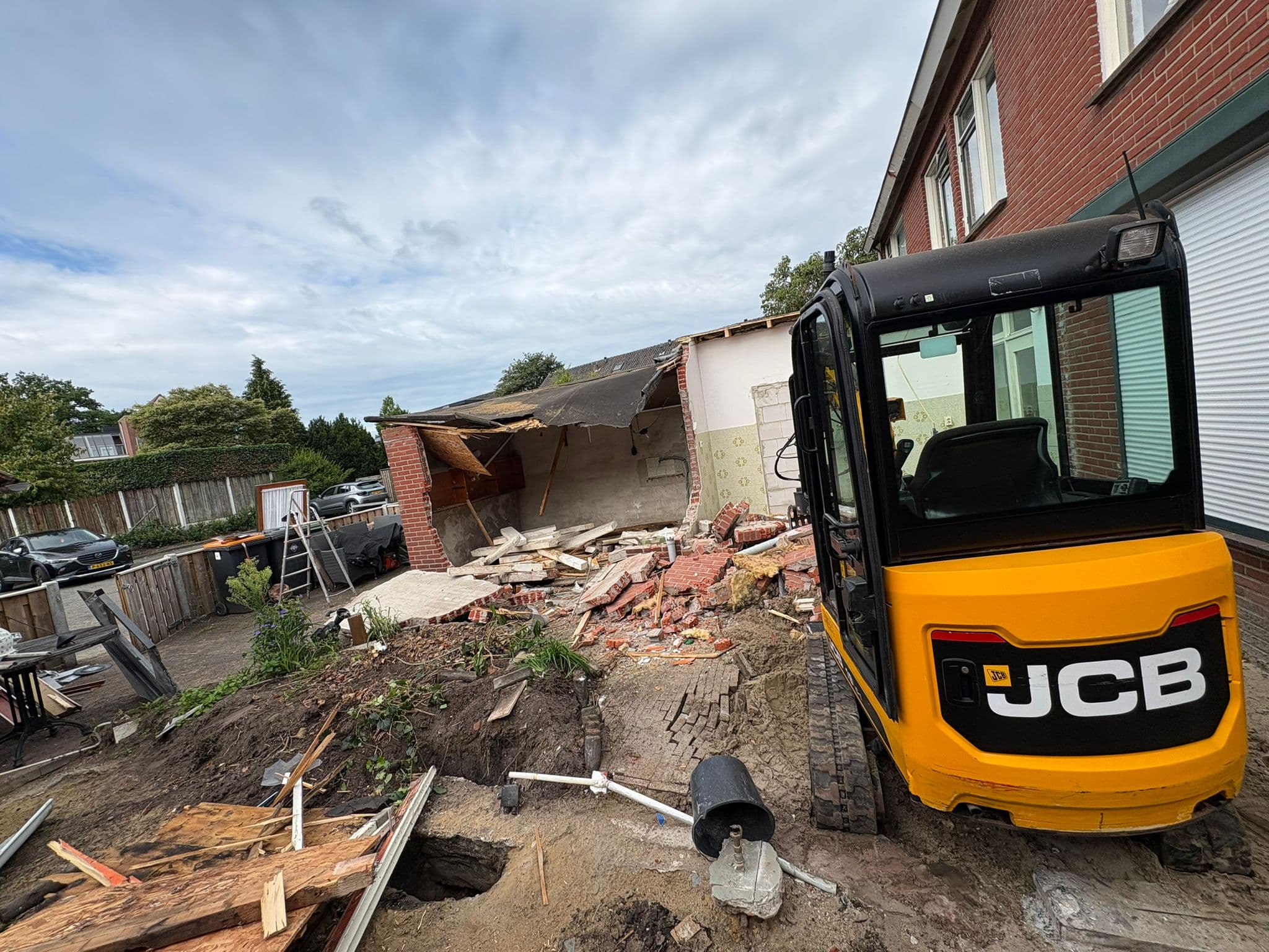 Verwijderde uitbouw en grondwerk door sloopbedrijf Kuijpers Slooptechniek in Holten